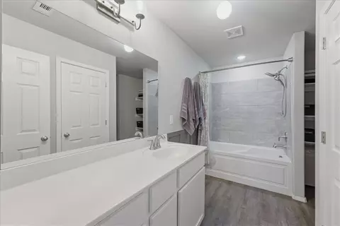Bath - 1730 Greenbank Dr, Centerton, AR 72719 photo 1 of 3