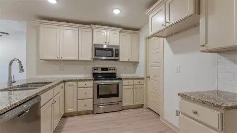 Kitchen - 517 Eagle Dr, Gravette, AR 72736 photo 3 of 4