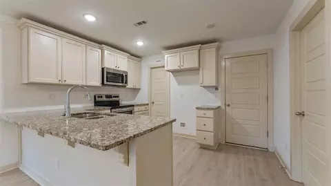 Kitchen - 517 Eagle Dr, Gravette, AR 72736 photo 2 of 4