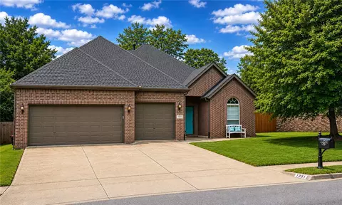 1351 Lexington Cir, Springdale, AR 72762