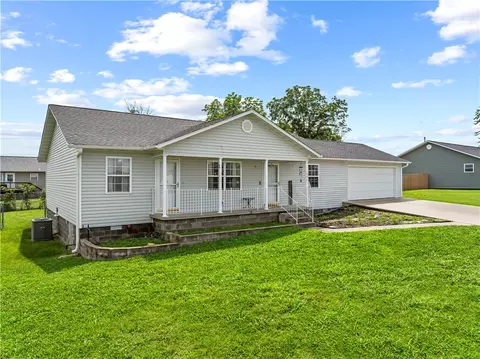 201 Paradise Heights Dr, Berryville, AR 72616