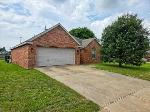 652 Riley Ln, Springdale, AR 72764