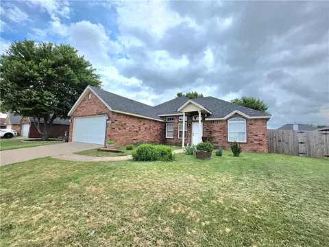 2573 Persimmon St, Springdale, AR 72764