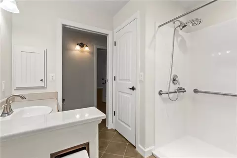 Bath - 10310 Sutton Pl, Harrison, AR 72601 photo 3 of 4