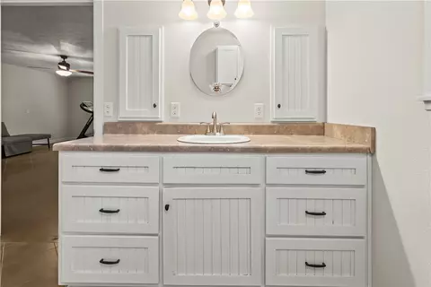 Bath - 10310 Sutton Pl, Harrison, AR 72601 photo 2 of 4