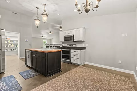 Kitchen - 10310 Sutton Pl, Harrison, AR 72601 photo 3 of 3