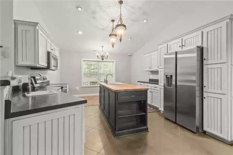 Kitchen - 10310 Sutton Pl, Harrison, AR 72601 photo 2 of 3