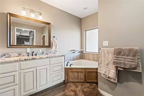 Bath - 472899 640 Rd, Watts, OK 74964 photo 1 of 3