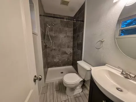 Bath - 205 Peach St, Harrison, AR 72601 photo 1 of 2