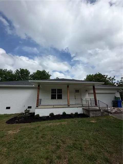 527 W Selle Dr, Fayetteville, AR 72701