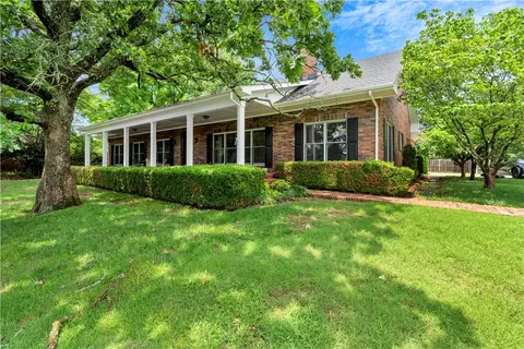 1141 E Ridgeway Dr, Fayetteville, AR 72701