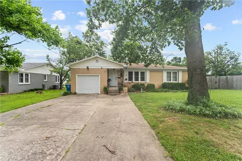 704 NW A St, Bentonville, AR 72712