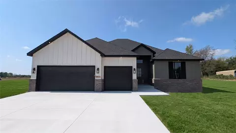 5401 S Pleasant Valley Rd, Gentry, AR 72734