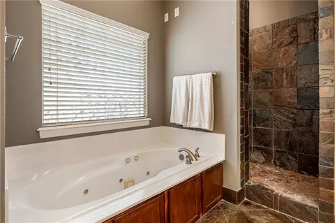 Bath - 7160 Hazel Ct, Springdale, AR 72762 photo 2 of 2