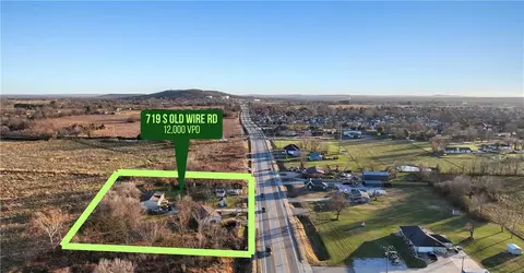 719 Old Wire Rd, Lowell, AR 72745