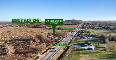 719 Old Wire Rd, Lowell, AR 72745