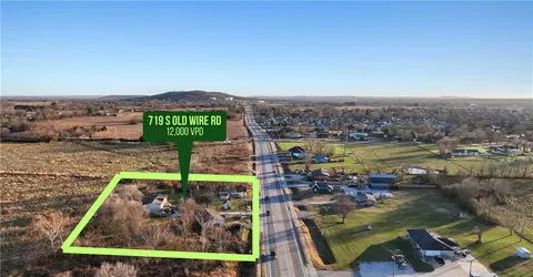 719 Old Wire Rd, Lowell, AR 72745