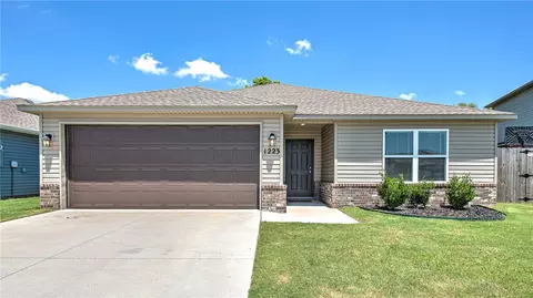 1223 E Sparrow Cir, Fayetteville, AR 72701