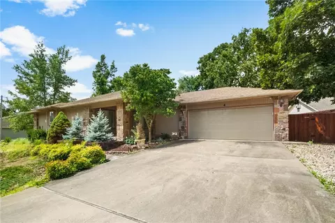 4 Huskins Cir, Bella Vista, AR 72715