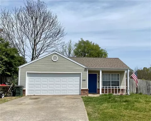 3064 W Essex Dr, Fayetteville, AR 72704
