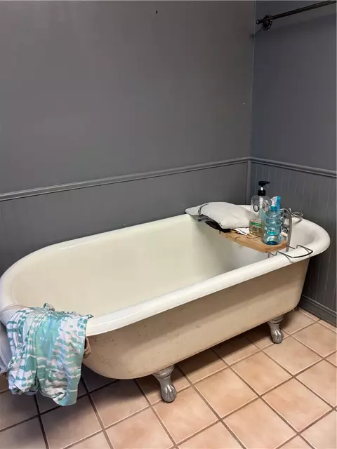 Bath - 701 S Cherry St, Harrison, AR 72601 photo 1 of 6