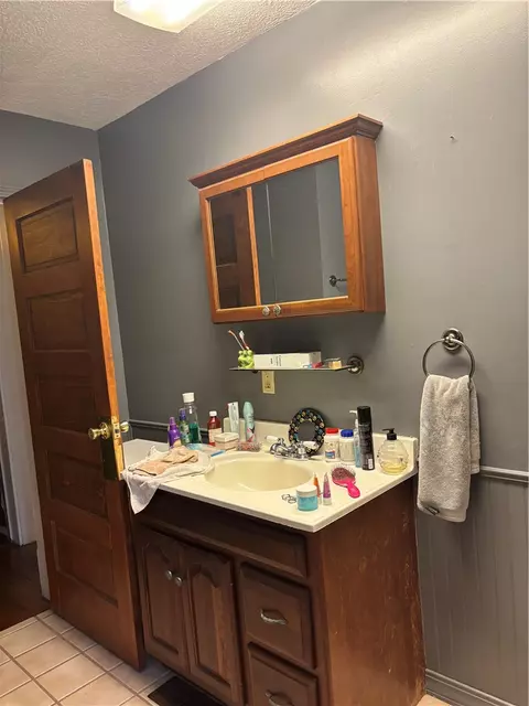Bath - 701 S Cherry St, Harrison, AR 72601 photo 3 of 6