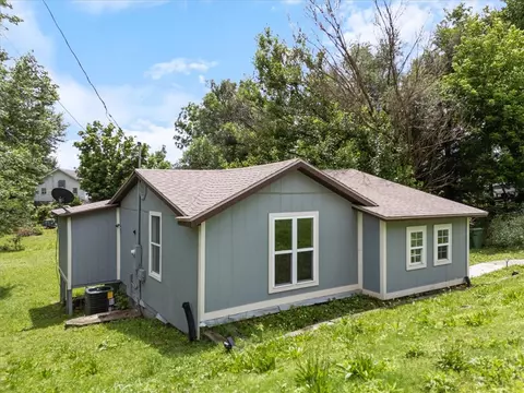 Exterior - 262 E Pine St, Rogers, AR 72756 photo 2 of 2
