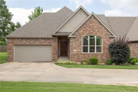 4011 N Meadow View Dr, Fayetteville, AR 72703