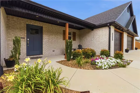 1045 W Garland St, Siloam Springs, AR 72761