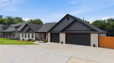 1045 W Garland St, Siloam Springs, AR 72761