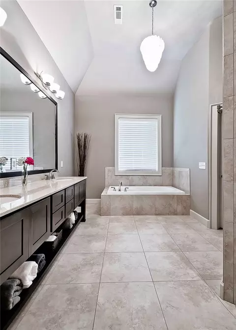 Bath - 1971 Cherborg Ave, Springdale, AR 72764 photo 2 of 5