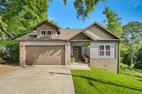 68 Elizabeth Dr, Bella Vista, AR 72715