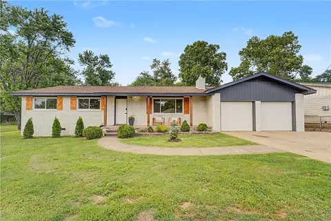 209 Cheri Whitlock Dr, Siloam Springs, AR 72761