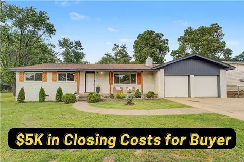 209 Cheri Whitlock Dr, Siloam Springs, AR 72761