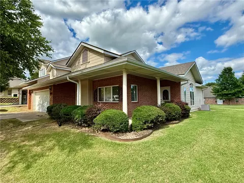 4214 N Meadow View Dr, Fayetteville, AR 72703