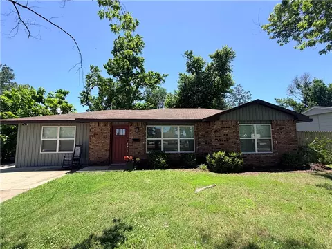 1006 SE 4th St, Bentonville, AR 72712