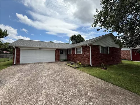 319 Rodric Cir, Siloam Springs, AR 72761