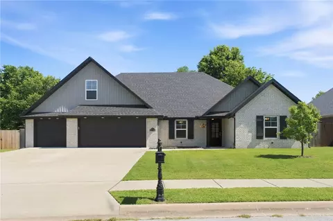 301 Grand Ct, Siloam Springs, AR 72761