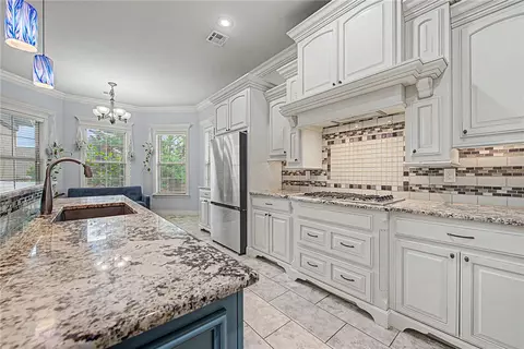 Kitchen - 4105 Willowbend Dr, Rogers, AR 72758 photo 3 of 4