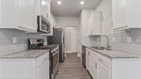 Kitchen - 1100 Pebble Pass, Centerton, AR 72719 photo 2 of 3