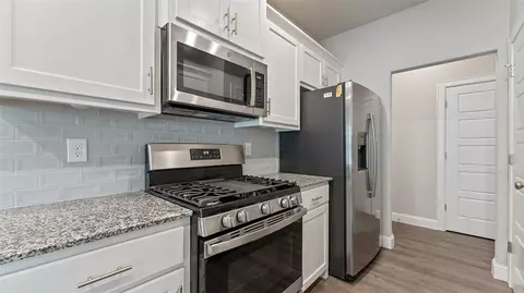 Kitchen - 1100 Pebble Pass, Centerton, AR 72719 photo 3 of 3
