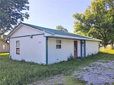 303 W 8th St, Green Forest, AR 72638