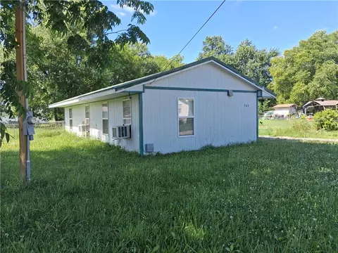 303 W 8th St, Green Forest, AR 72638