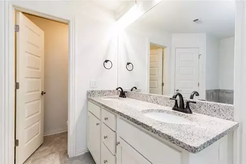 Bath - 7533 Devonshire Ave, Springdale, AR 72762 photo 1 of 4