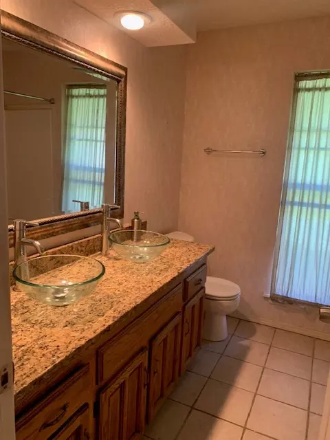 Bath - 8714 Harvard Dr, Fort Smith, AR 72908 photo 2 of 5