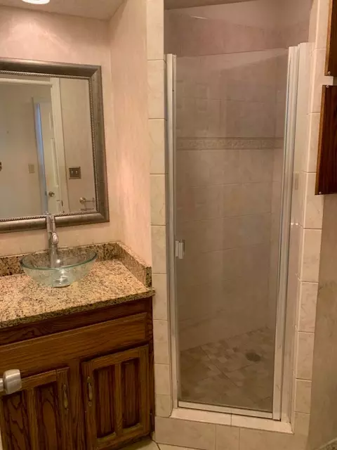 Bath - 8714 Harvard Dr, Fort Smith, AR 72908 photo 1 of 5