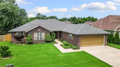 1300 N Oriole Ave, Rogers, AR 72756