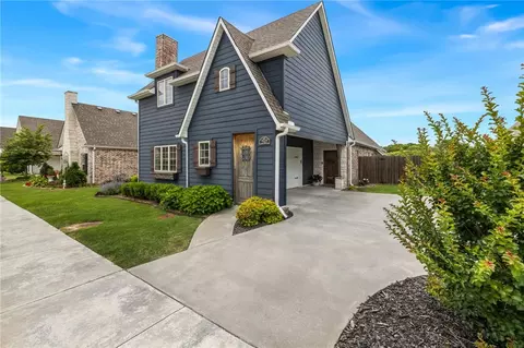 247 N Powderhorn Dr, Fayetteville, AR 72704