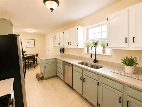 Kitchen - 3601 Shields Dr, Harrison, AR 72601 photo 5 of 6