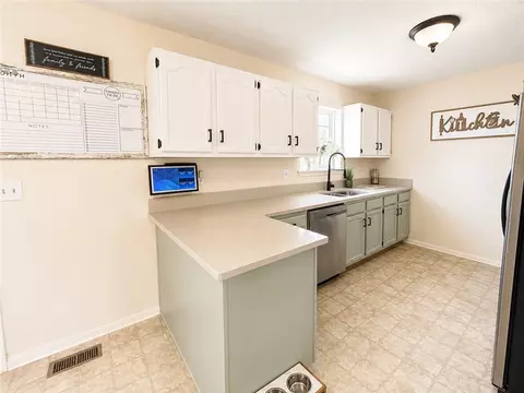 Kitchen - 3601 Shields Dr, Harrison, AR 72601 photo 3 of 6